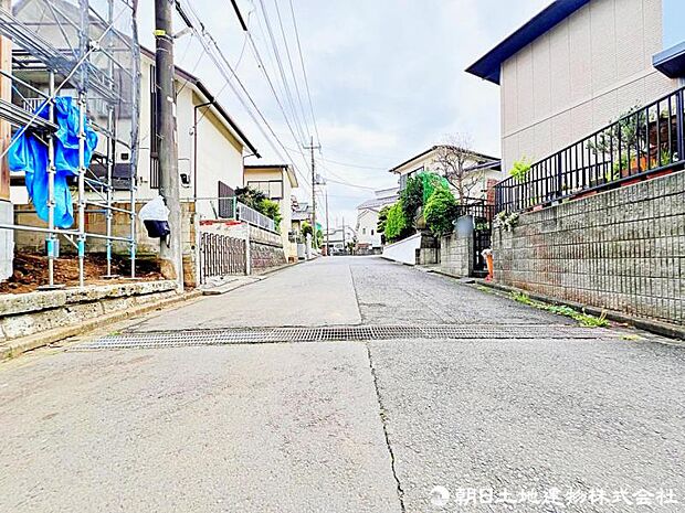 【前面道路】落ち着いた街並みをつなぐ暮らしやすい道路。