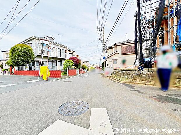 【前面道路】開放感あるこの道が暮らしに余白をくれる。