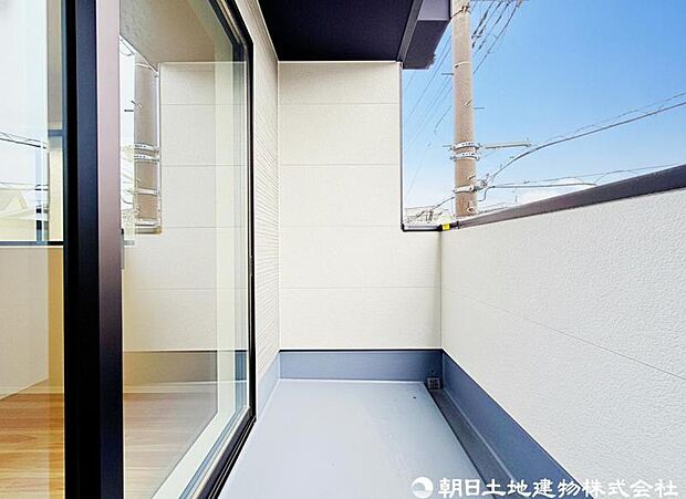 【バルコニー】陽当りの良いバルコニー、お洗濯ものや布団を干したりするのに十分なスペースです。