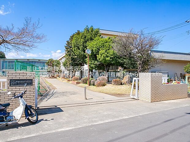 【中学校】所沢市立小手指中学校 1359m「中学校まで徒歩圏内で通学も安心。周辺は落ち着いた住宅街が広がり、部活動や学校行事にも通いやすい環境です」