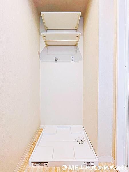 【洗面所】洗面台向かいにランドリーコーナー、嬉しい収納棚付きでドラム式も置ける余裕。