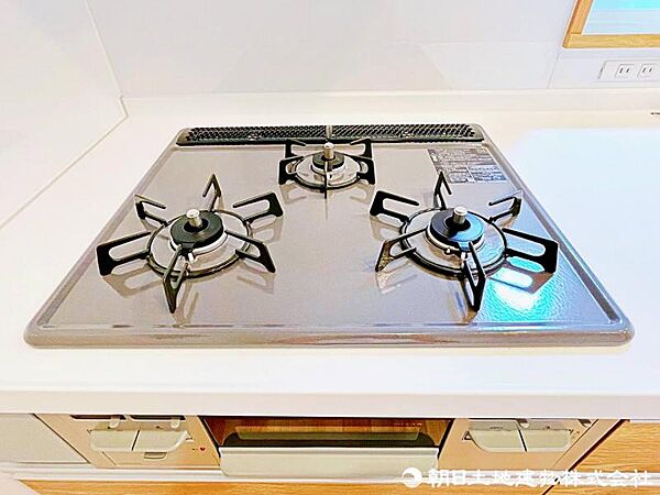 【キッチン】3口コンロで同時調理もスムーズ、毎日の料理が快適に。