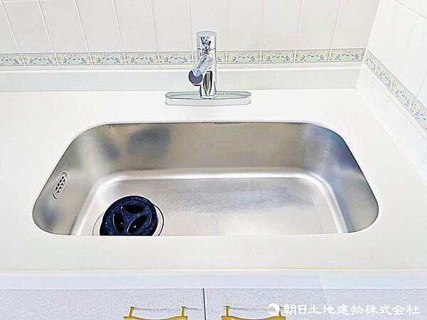 【キッチン】清潔感あふれるキッチンシンク、お手入れも簡単です。