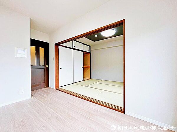 【和室】来客スペースとしても活躍してくれそうなLDK横の和室、やわらかい畳がリラックスさせてくれます。