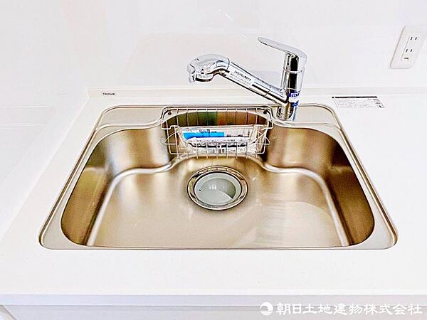 【キッチン】清潔感あふれるキッチンシンク、お手入れも簡単です。