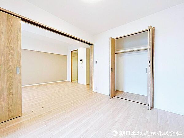 【洋室】スライドで仕切られたLDK横の洋室、家族間のコミュニケーションを円滑にしてくれます。