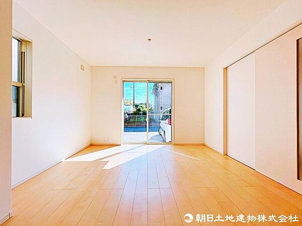 【リビング】大きな窓から光が降り注ぐ、開放感あふれるリビングです。