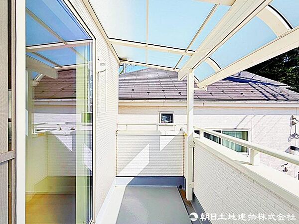 【バルコニー】急な雨から洗濯物を守ってくれる屋根付きバルコニー。