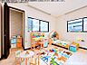 室内：【洋室】大きな窓からたっぷりと陽光が注がれる明るいお部屋です。