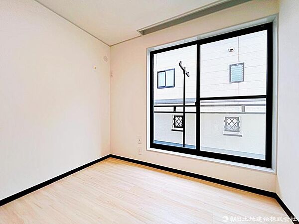 【洋室】大きな窓からたっぷりと陽光が注がれる明るいお部屋です。