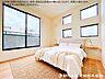 室内：【洋室】大きな窓からたっぷりと陽光が注がれる明るいお部屋です。