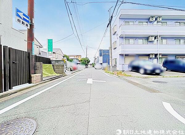 【前面道路】お子様と手を繋いで並んで歩けるくらい広い前面道路です