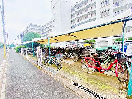 【駐輪場】屋根付きの駐輪スペースは雨風から大切な自転車を守ってくれます。