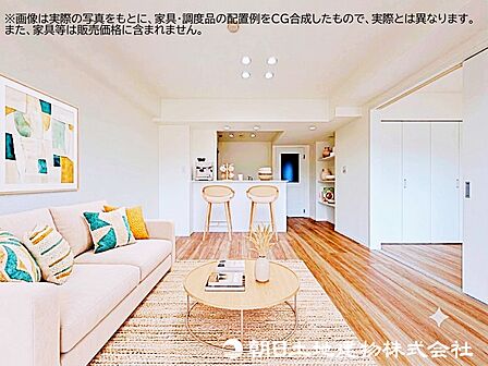 【リビング】家族が集まるリビングは明るく開放感のある空間です。