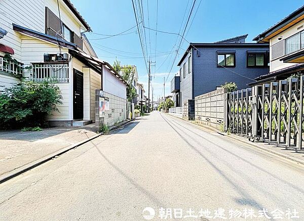 【前面道路】閑静な住宅地の前面道路です。車の通りも少ないのでお子様がいても安心ですね。