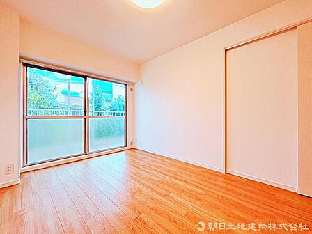 【洋室】自然光が部屋いっぱいに広がる、明るく開放的な洋室です。