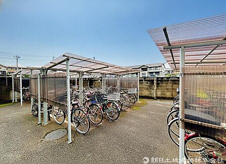 【駐輪場】敷地内の屋根付き駐輪場。