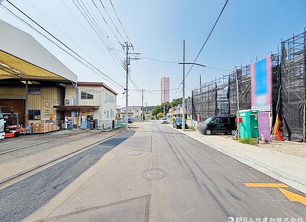 【前面道路】開放感あるこの道が暮らしに余白をくれる。