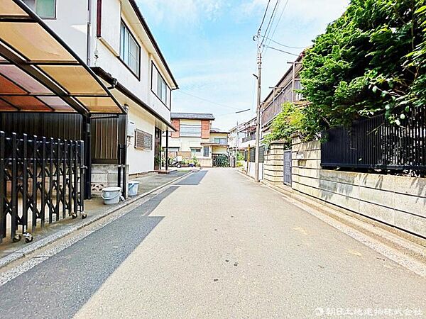 【前面道路】落ち着いた街並みをつなぐ、暮らしやすい道路。