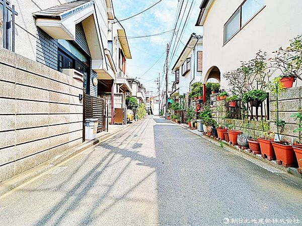 【前面道路】ゆったりした4m幅の道路が、日常の安心感を支えます。
