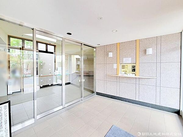 【エントランス】管理が行き届いたロビーはマンションを上品に魅せます。