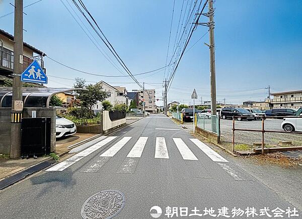 【前面道路】車のすれ違いも無理なくできる前面道路。