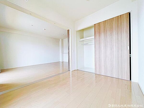 【洋室】部屋ごとに設けた収納は住みやすさへのこだわり。