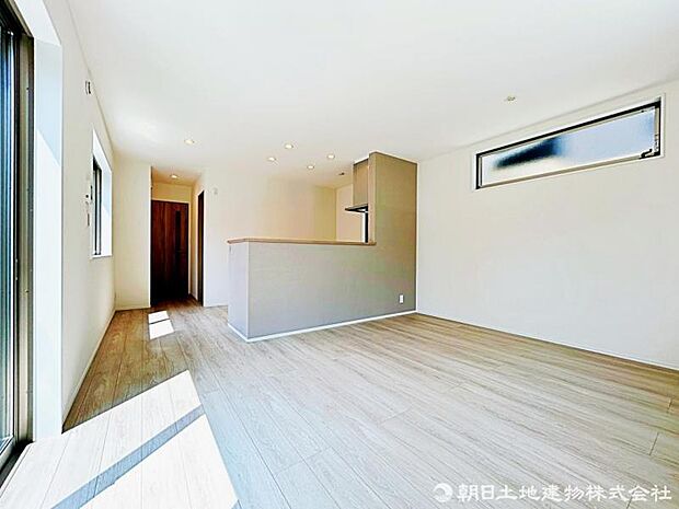 【リビング】15.7帖のLDKは、広さを感じながらも温かみのある居心地の良い空間に。
