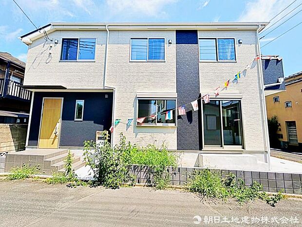 【外観】休日は家族でお散歩、快適な新築の住まいが暮らしを彩る。