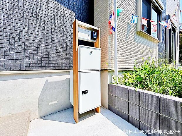 【玄関】一体化されたシンプルなデザインの表札、インターホン、ポスト、宅配ボックス。