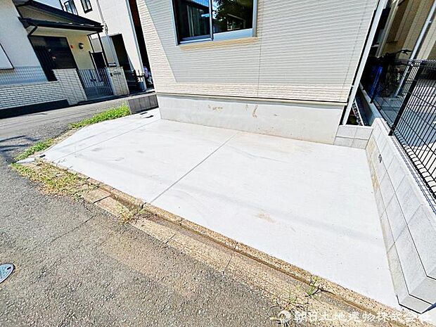 【駐車場】角地で車庫入れもしやすい敷地内のカースペース。