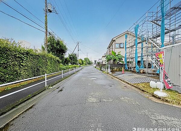 【前面道路】車のすれ違いも無理なくできる前面道路。