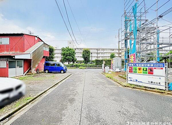【前面道路】開放感あるこの道が暮らしに余白をくれる。