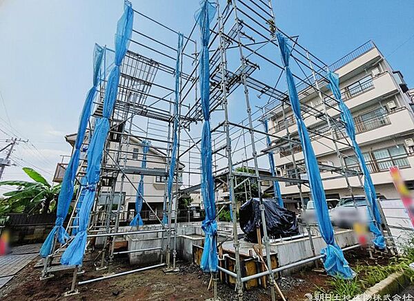 【外観】安心と期待を乗せて進む、建設途中の戸建て。