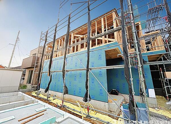 【外観】安心と期待を乗せて進む、建設途中の戸建て。