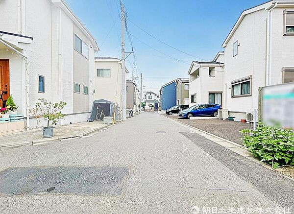 【前面道路】開放感あるこの道が暮らしに余白をくれる。