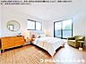 室内：【洋室】大きな窓からたっぷりと陽光が注がれる明るいお部屋です。