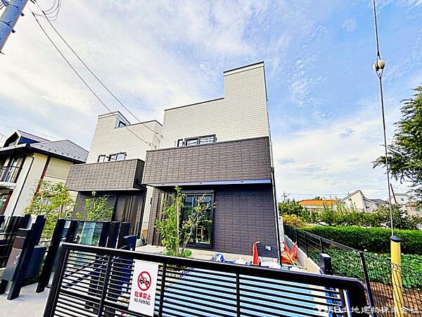 【外観】シンプルモダンな外観が特徴。お友達が遊びに来た時も自慢できる邸宅ですね。