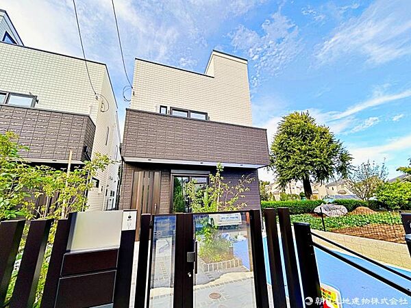 【外観】落ち着いたデザインと機能性を兼ね備えた、新築ならではの住まい。