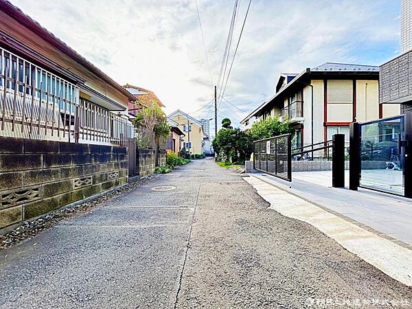 【前面道路】お子様と手を繋いで並んで歩けるくらい広い前面道路です