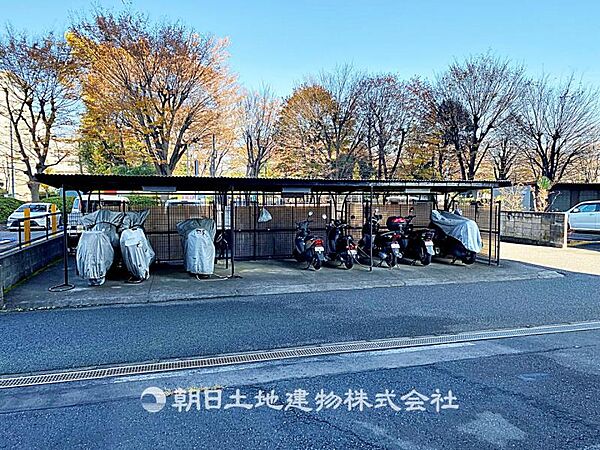 屋根付きのバイク置き場です。