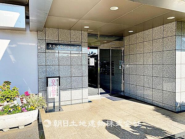 マンションの裏口にあたるサブエントランスです。