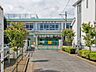 周辺：毎日の通学を無理なく歩ける距離にあり、お子さまの成長を身近に感じられる住環境です。
