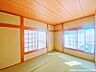 室内：【和室】大きな窓からたっぷりと陽光が注がれる明るいお部屋です