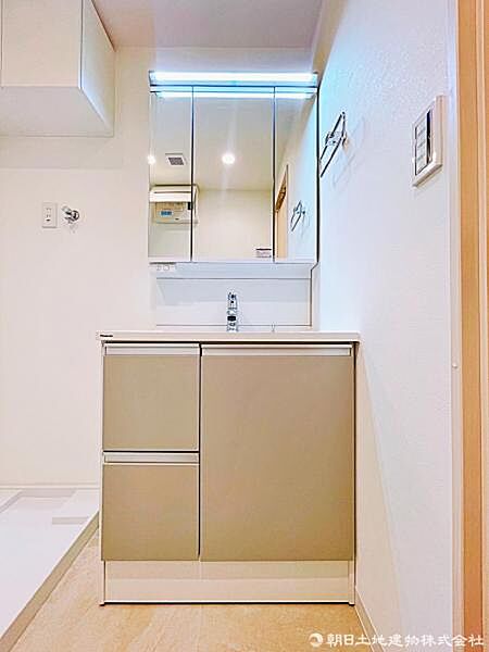 【洗面室】収納力と機能性に優れたお手入れラクラク三面鏡洗面化粧台です。