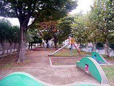 下山公園：遊具のあるスペースと広場が別になっているので安心して遊べそうです。 250m