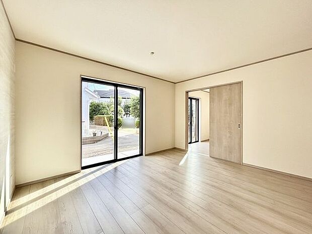 やわらかな日差しにつつまれてご家族みんながゆったりくつろげるリビング♪