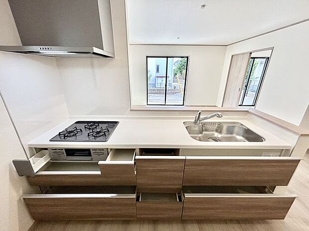 対面式キッチンなのでお料理を創りながらリビングダイニングにいるご家族の様子がわかります。