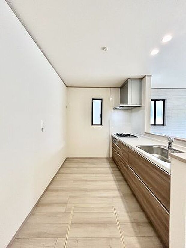 キッチンまわりも広さを意識して設計しましたので、動線が比較的スムーズです。