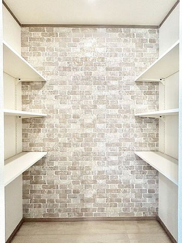 〈パントリー〉可動棚付きの収納は、食品庫としてだけではなく、災害時の備蓄庫としても利用できます。